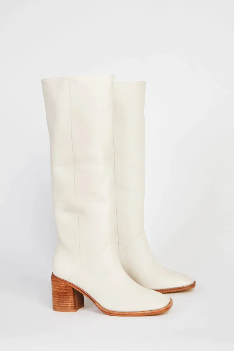 Coucou Boots in Cream