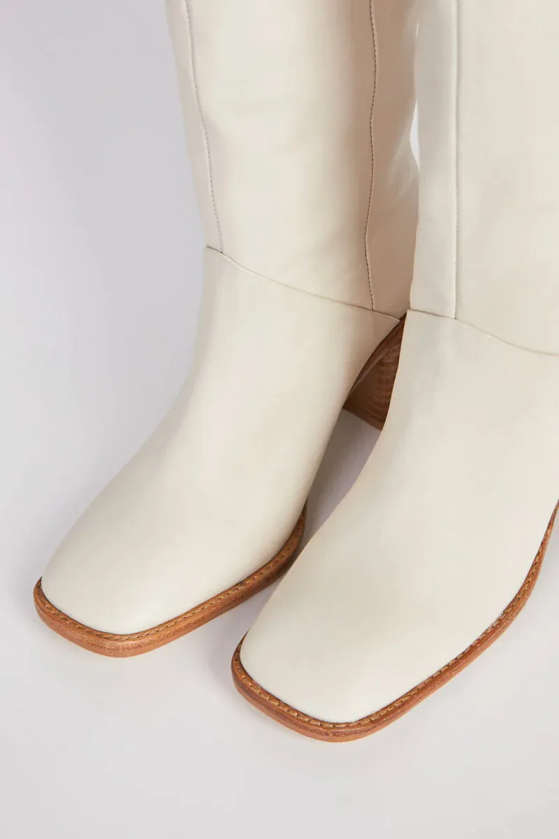 Coucou Boots in Cream