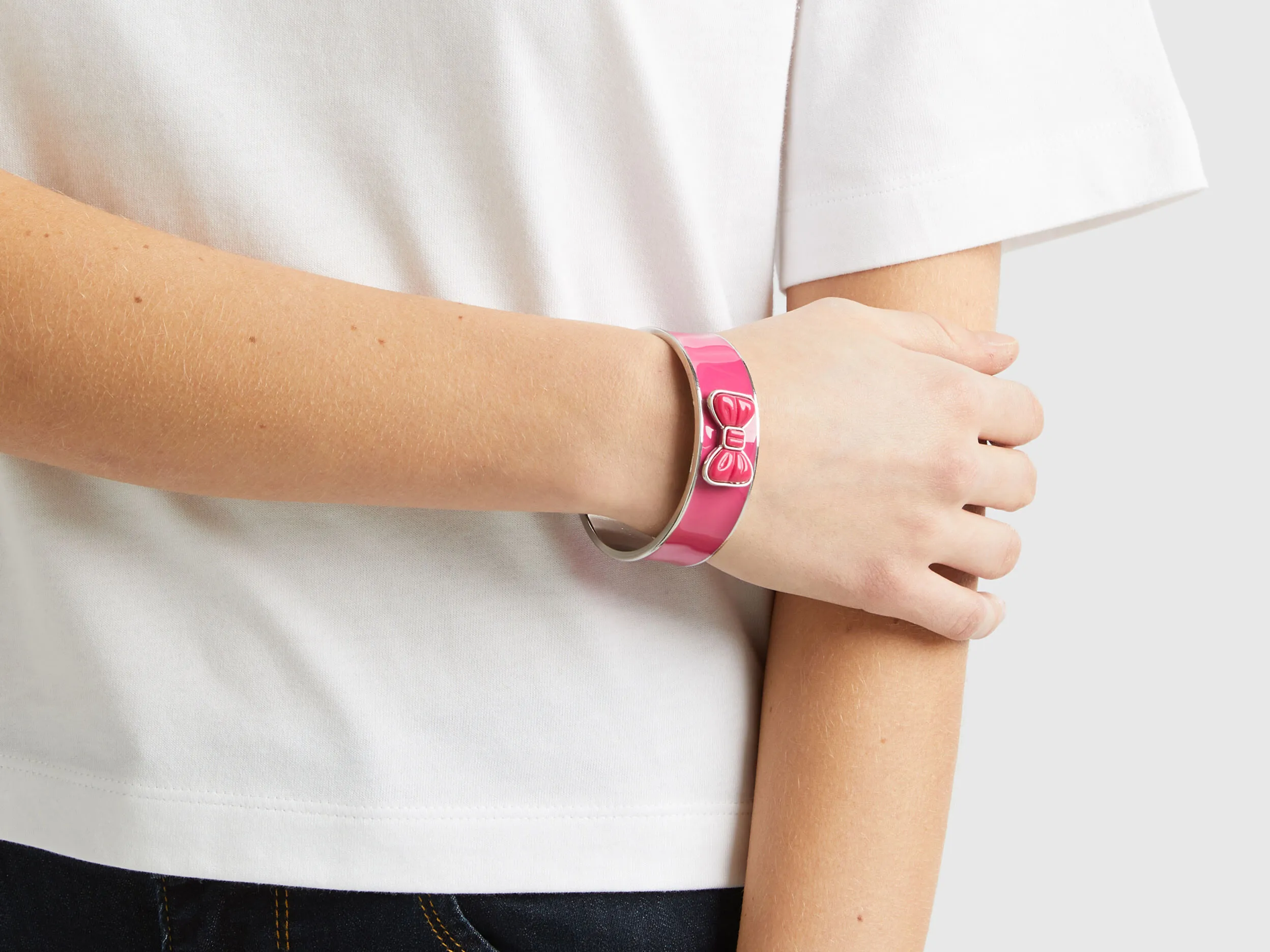 Pulsera bangle fucsia con lazo